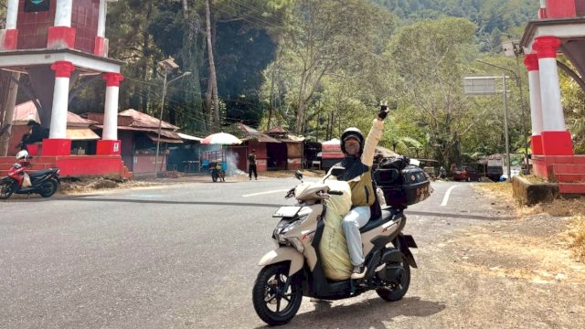 Traveller wanita Nikhen yang jelajahi nusantara menggunakan Yamaha Gear Ultima. Foto: Istimewa.