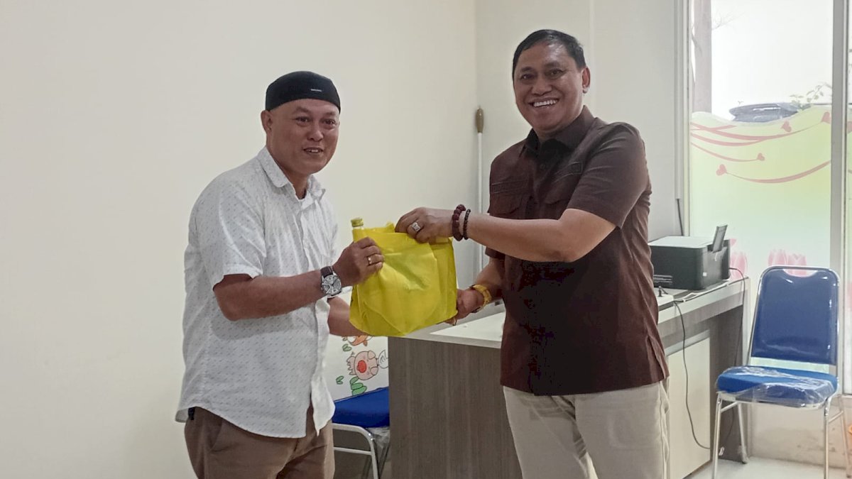 Ramadan Berkah, Fraksi Golkar Salurkan Bantuan untuk Petugas DPRD Sulsel