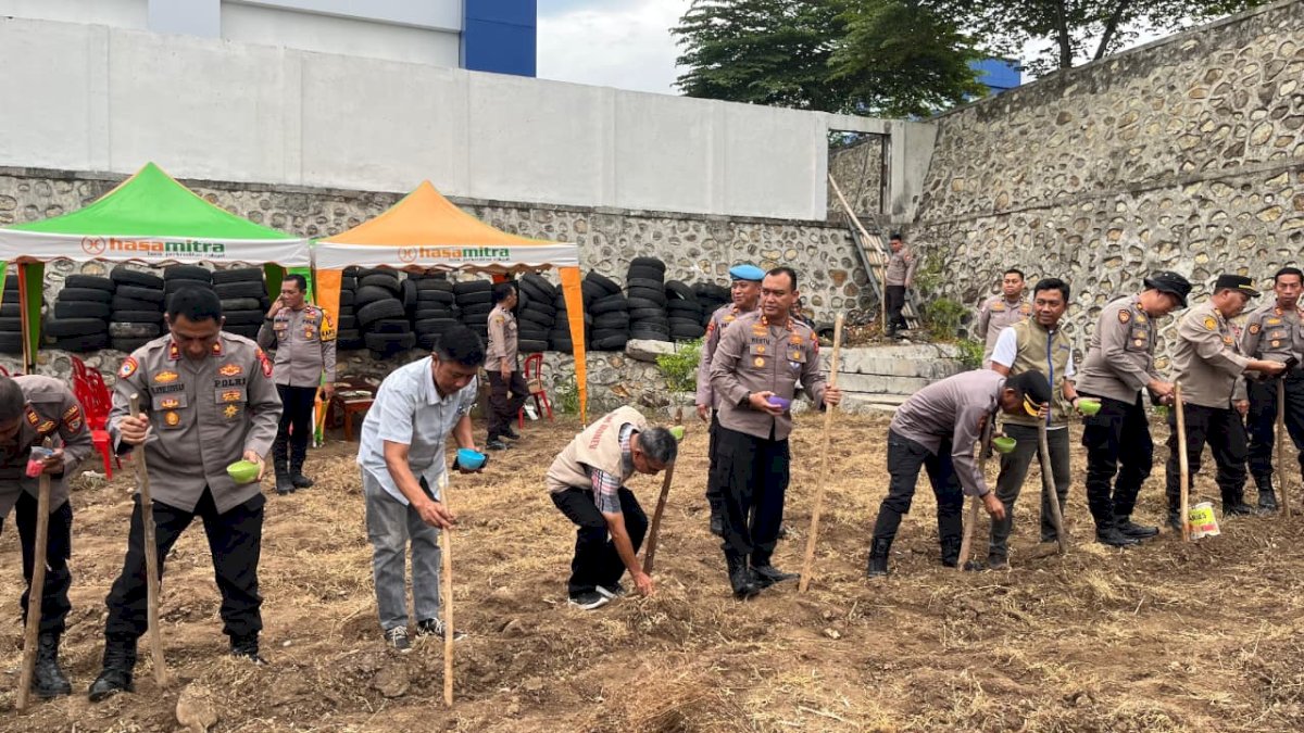 Kapolres Bulukumba Terjun Langsung Tanam Jagung Dukung Program Ketahanan Pangan