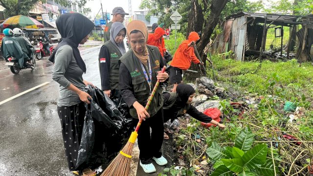 PLN UIP Sulawesi dukung Relawan Katimbang bersih-bersih cegah banjir. Foto: Istimewa.