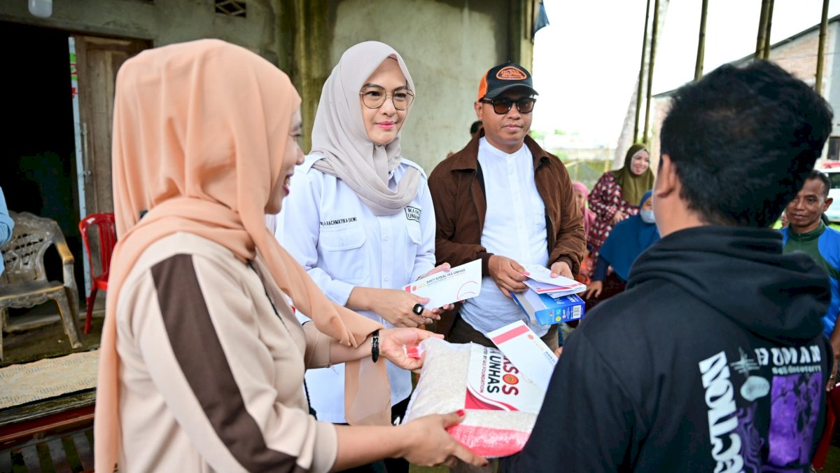 Ketua IKA FKG Cicu Salurkan Bantuan IKA Unhas ke Warga Barombong