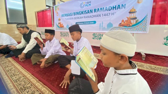 Santri Tahfidz di Maros yang mendapatkan bingkisan dari YBM PLN UIP Sulawesi. Foto: Istimewa.