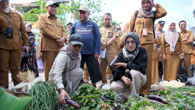 Bupati Gowa Husniah Talenrang saat meninjau pasar jelang lebaran 2026. Foto: Istimewa.