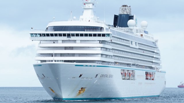 Kapal Pesiar Crystal Serenity tiba di Pelabuhan Makassar. Foto: Istimewa.