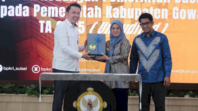 Bupati Gowa Sitti Husniah Talenrang serahkan LKPD 2025. Foto: Istimewa.