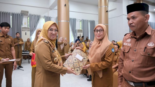 Bupati Gowa Sitti Husniah Talenrang serahkan SK kepada kepala sekolah dan pengawas. Foto: Istimewa.