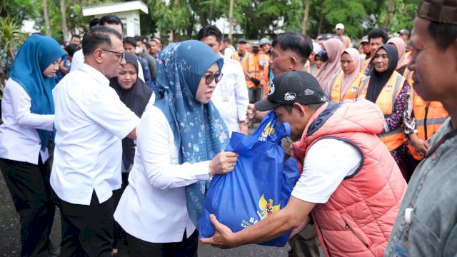 Bupati Gowa Sitti Husniah Talenrang serahkan paket lebaran. Foto: Istimewa.