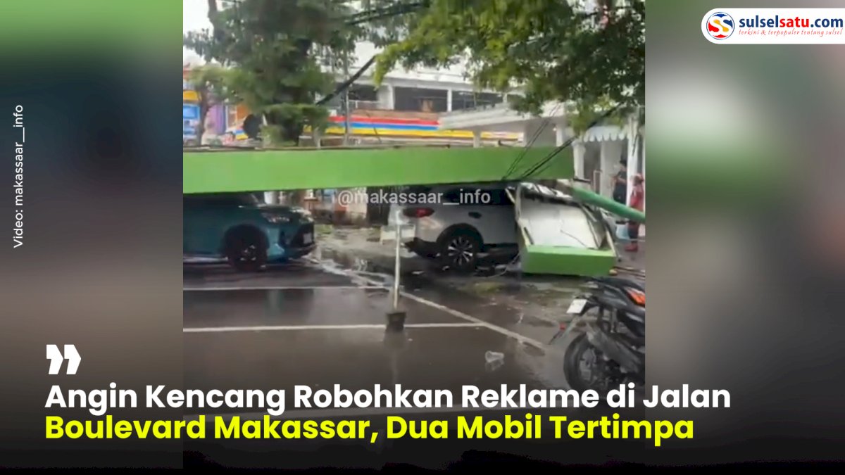 VIDEO: Angin Kencang Robohkan Reklame di Jalan Boulevard Makassar, Dua Mobil Tertimpa