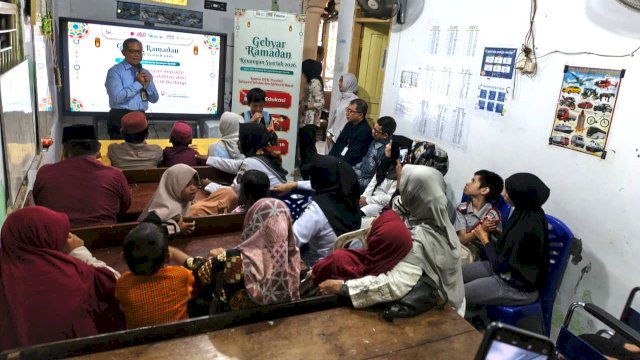 Kepala OJK Sulselbar Moch. Muchlasin edukasi keuangan bagi penyandang disabilitas. Foto: Istimewa. 