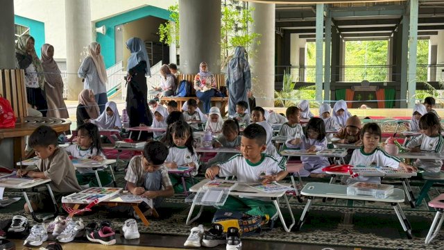 Lomba mewarnai di Sekolah Islam Athirah. Foto: Istimewa. 