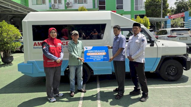 PT Vale serahkan bantuan ambulans untuk PMI Kolaka. Foto: Istimewa.
