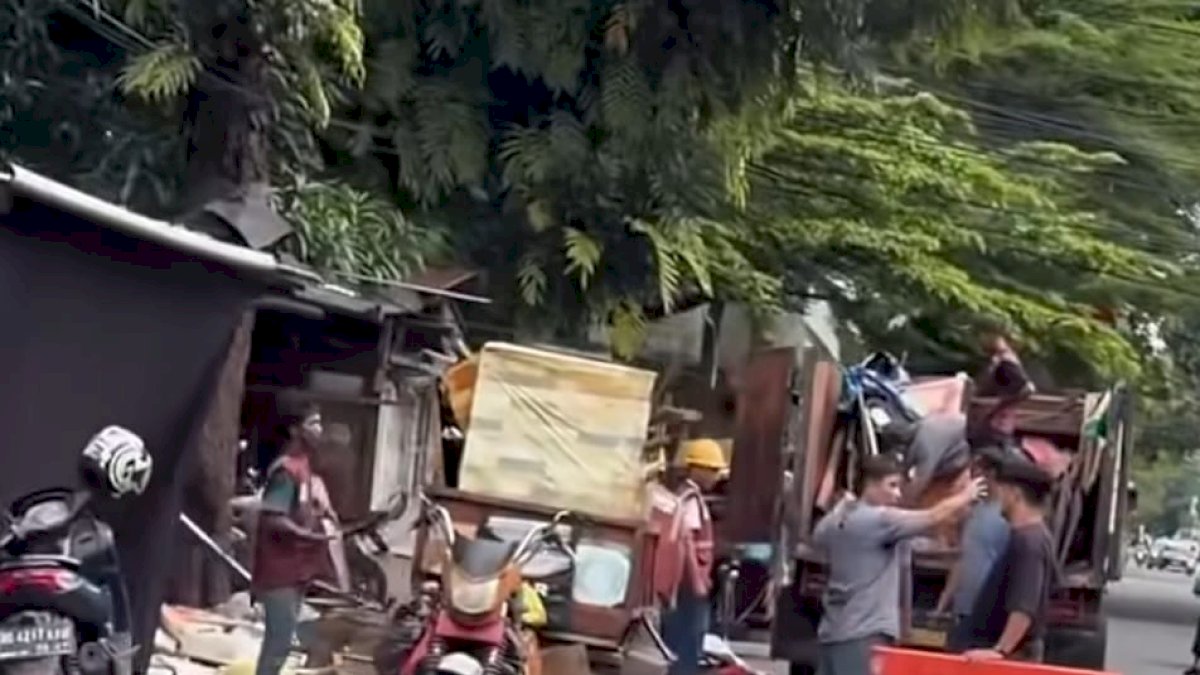 PKL di Mappayukki, Garuda, Rajawali Bongkar Lapak Secara Mandiri, Tanpa Konflik