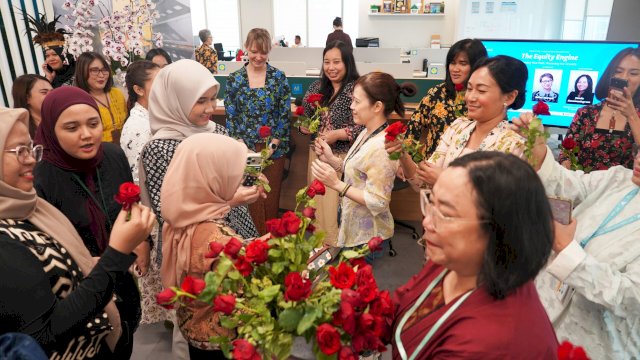 Pekerja perempuan PT Vale berbagi bunga di Hari Kartini. Foto: Istimewa.