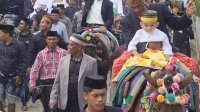 Cara Unik Bupati Sidrap Hadiri Pesta, Pilih Naik Kuda