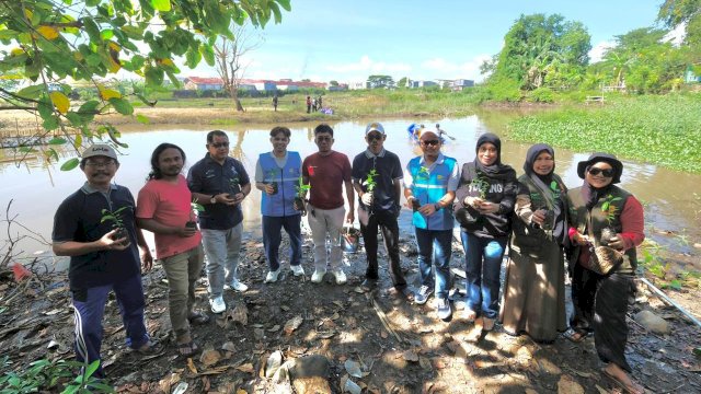 PLN bersama warga Katimbang tanam pohon. Foto: Istimewa.