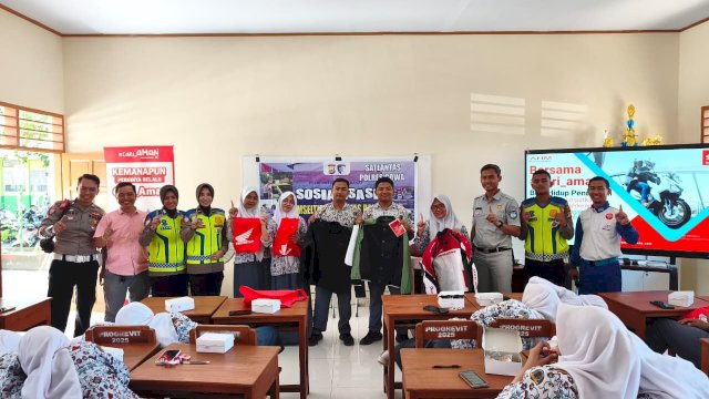 Edukasi safety riding Asmo Sulsel di SMAN 10 Gowa. Foto: Istimewa.