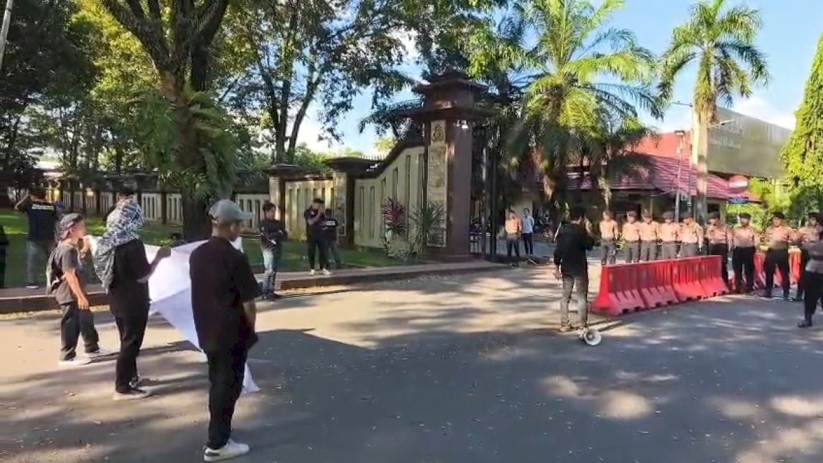 Aksi di Mapolda Sulsel, Massa Tuntut Pengusutan Tuntas Korupsi DAK Parepare