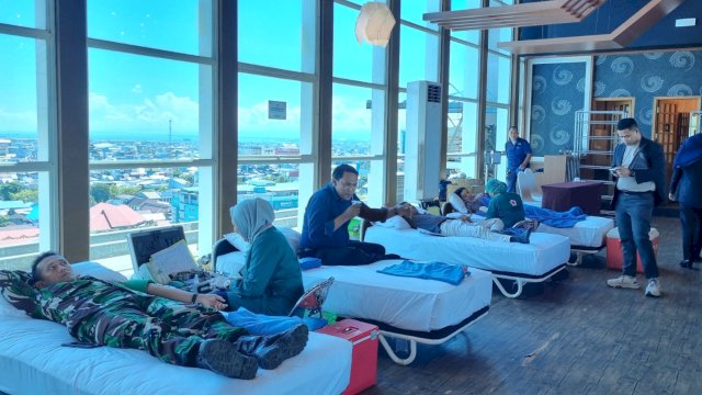 Aston Makassar donor darah jelang HUT ke-14. Foto: Istimewa.