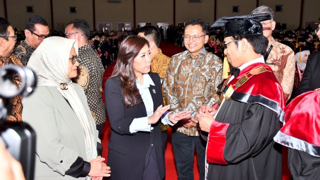 Direktur Utama Telkom Dian Siswarini dampingi Menteri Komunikasi dan Digital RI Meutya Hafid saat wisuda Telkom University. Foto: Istimewa.