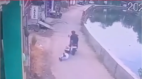 VIDEO: Jambret Nekat Rampas HP Pelajar di Makassar, Aksinya Terekam CCTV