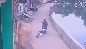 VIDEO: Jambret Nekat Rampas HP Pelajar di Makassar, Aksinya Terekam CCTV