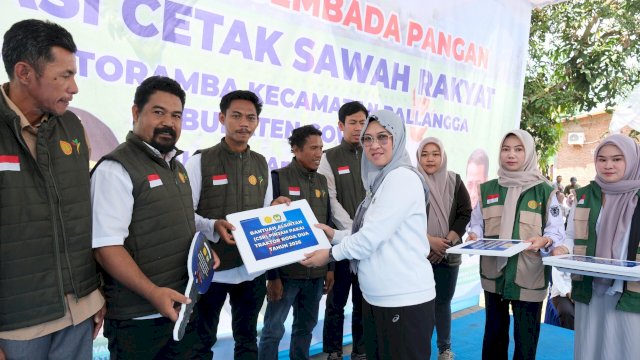 Bupati Gowa SItti Husniah Talenrang serahkan bantuan alsintan CSR. Foto: Istimewa. 