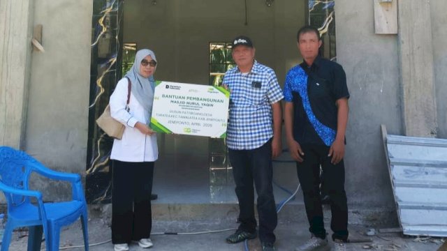 Pegadaian Peduli salurkan bantuan pembangunan masjid di Jeneponto. Foto: Istimewa.
