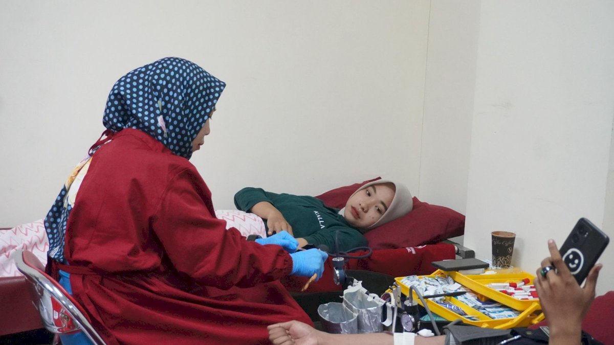 Kalla Translog Perkuat Komitmen ESG Lewat Donor Darah dan Pembagian Bibit Pohon