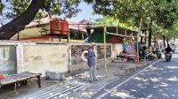 Camat Tallo Tertibkan Tangki Usaha yang Serobot Trotoar dan Drainase