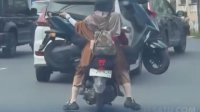 VIDEO: Viral! Emak-emak Angkut Motor Listrik Pakai Sepeda Motor di Jalanan Makassar