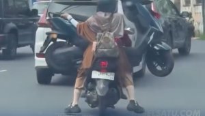 VIDEO: Viral! Emak-emak Angkut Motor Listrik Pakai Sepeda Motor di Jalanan Makassar