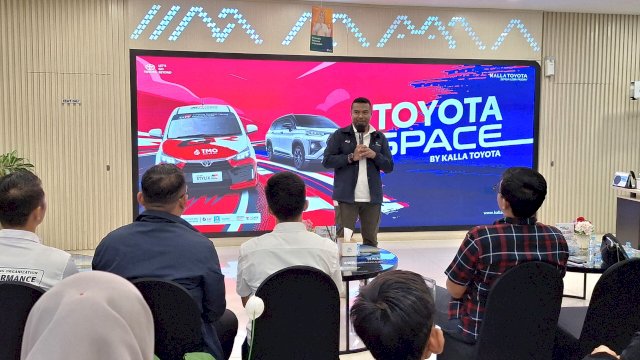 Marketing General Manager Kalla Toyota Suliadin saat konferensi pers Kalla Toyota. Foto: Sri Wahyu Diastuti / Sulselsatu.com. 