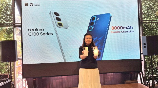 Krisva Angnieszca selaku Public Relations Lead realme Indonesia saat memperlihatkan realme c100 series. Foto: Sri Wahyu Diastuti / Sulselsatu.com.