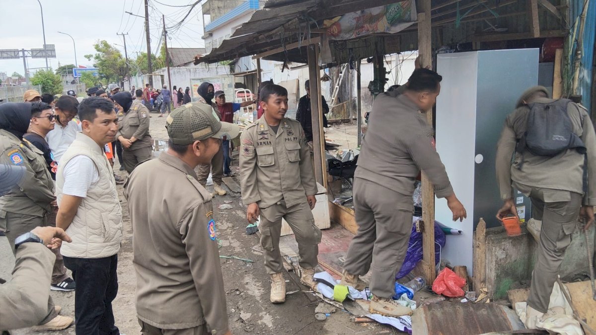 Pemkot Makassar Tertibkan 16 Lapak di Fasum Barawajah, Akses Jalan Kembali Difungsikan