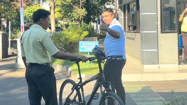 Pegawai PLN UIP Sulawesi tekan emisi karbon dengan bersepeda ke kantor. Foto: Istimewa.