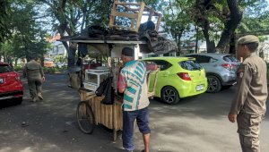 Emak-emak PKL Cekcok di Bahu Jalan Hertasning, Camat Panakkukang: Sudah Ditegur