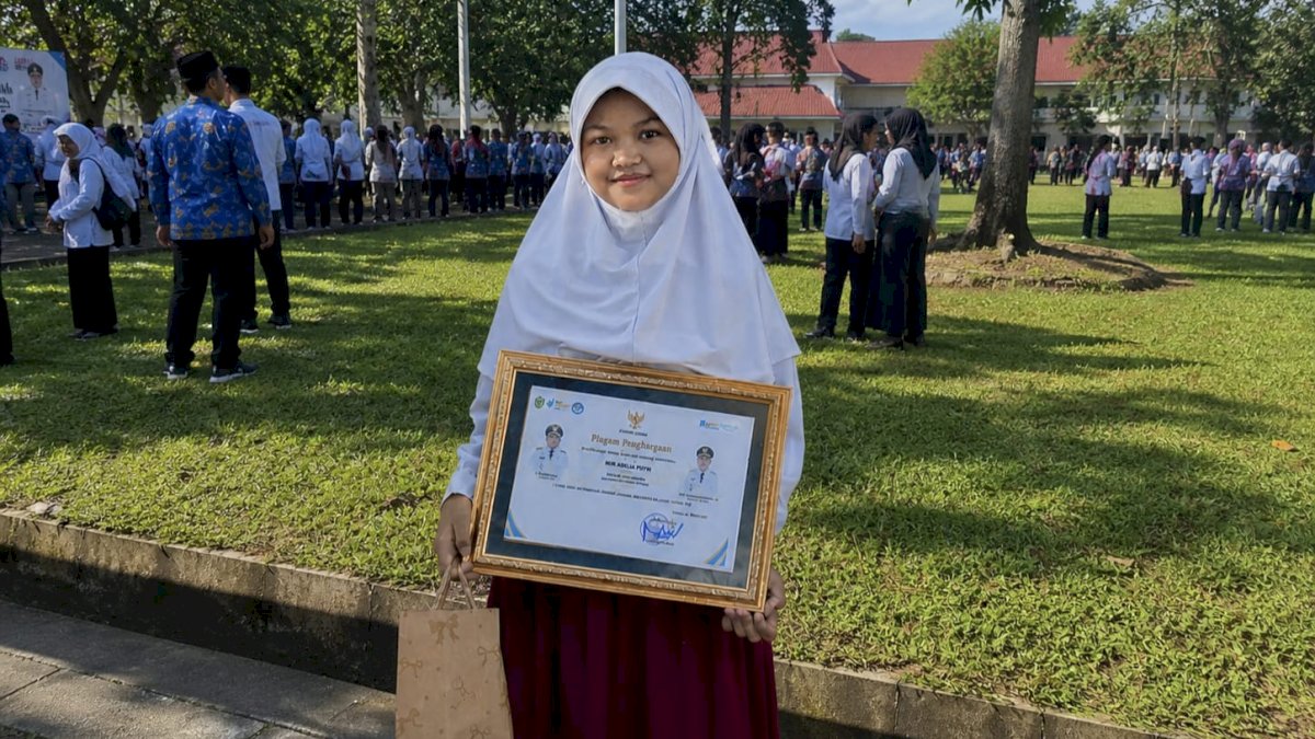 Latansa Adelia Putri Bersinar di Hardiknas 2026, Raih Penghargaan dari Bupati Luwu