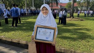 Latansa Adelia Putri Bersinar di Hardiknas 2026, Raih Penghargaan dari Bupati Luwu