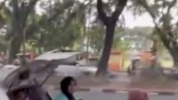 Heboh Emak-emak PKL di Jalan Hertasning Makassar Cekcok Diduga Rebutan Lahan