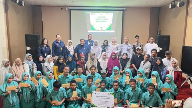 PT Pegadaian Kanwil Sulselbarra Maluku beri bantuan beasiswa bagi siswa berprestasi dan kurang mampu. Foto: Istimewa.