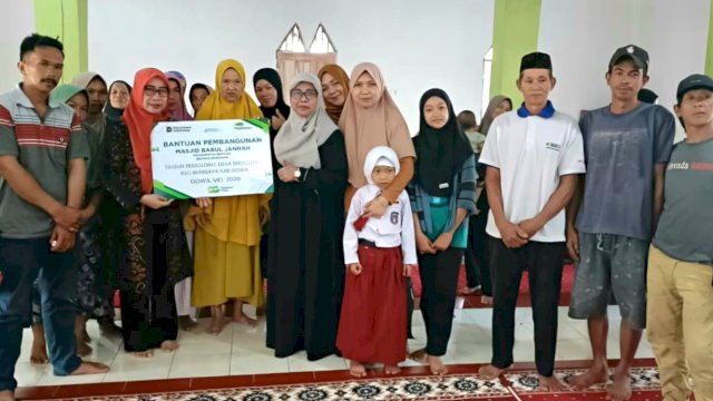 PT Pegadaian Kanwil Sulselbarra Maluku bantu renovasi masjid. Foto: Istimewa.