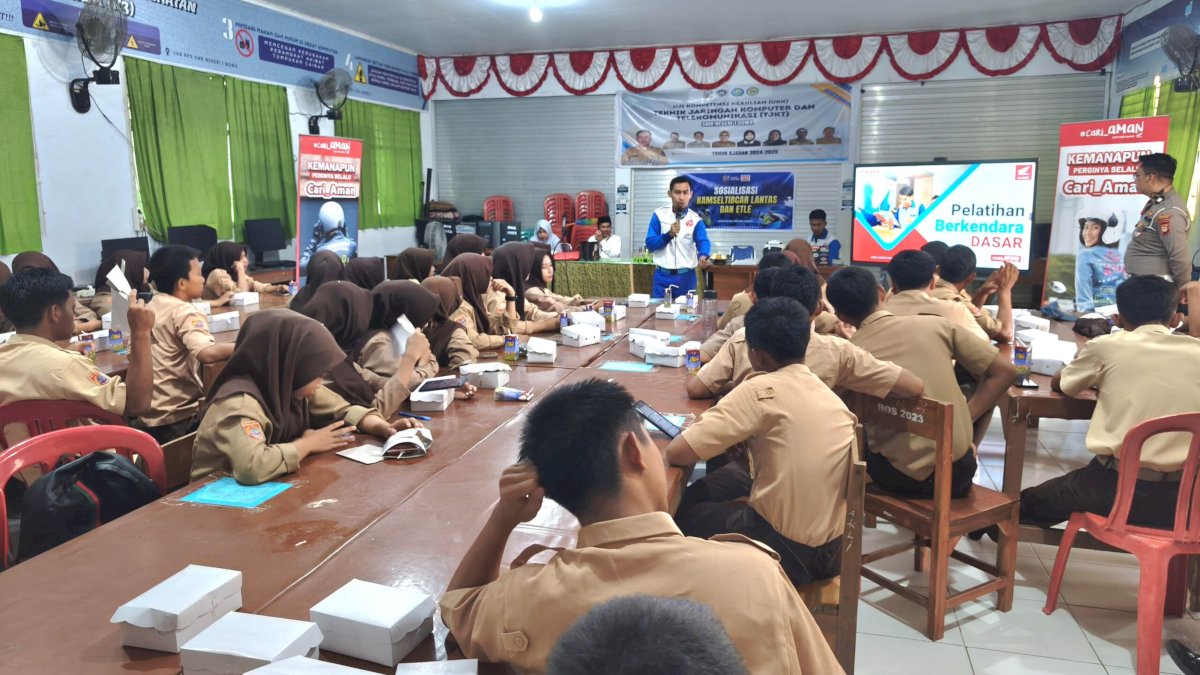 Asmo Sulsel Edukasi Safety Riding Siswa SMKN 1 Gowa, Tekankan Pentingnya Fokus Berkendara
