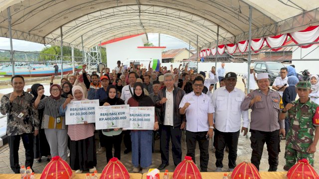 Penyerahan simbolis KUR kepada masyarakat dalam program EKI OJK Sulselbar di Sinjai. Foto: Istimewa.