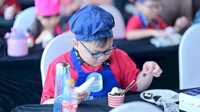 Siswa peserta Kids Hotel Adventure Aston Makassar yang belajar menghias kue. Foto: Istimewa.