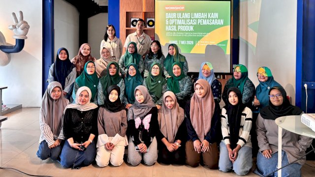 Para kader TP PKK Kelurahan Kassi-Kassi mengikuti workshop bertajuk daur ulang limbah kain di Vaan Sky, Hertasning. Foto: Istimewa.