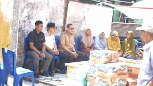 Peduli Kemanusiaan, Anggota DPR RI Hamka B Kady Serahkan Bantuan untuk Korban Kebakaran di Jeneponto