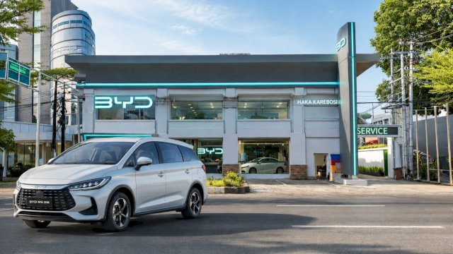 BYD M6 DM kini bisa dipesan di Haka Auto Makassar. Foto: Istimewa.