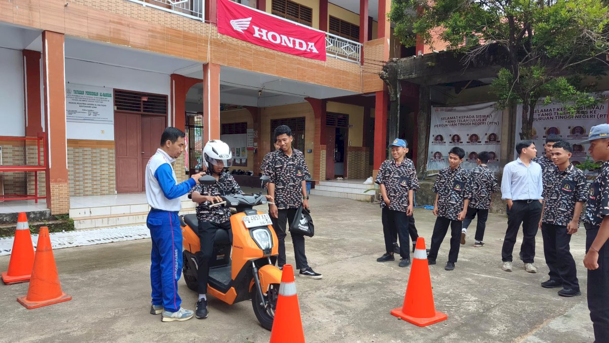 Asmo Sulsel Edukasi Safety Riding Siswa SMK Tri Tunggal 45 Makassar dengan Honda Icon-e