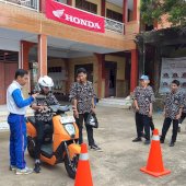 Asmo Sulsel Edukasi Safety Riding Siswa SMK Tri Tunggal 45 Makassar dengan Honda Icon-e