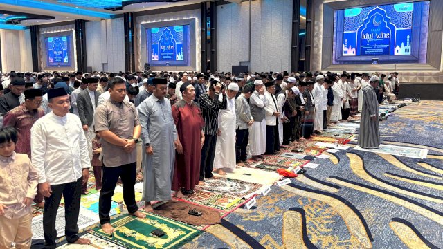 Salat Iduladha di Sandeq Ballroom Claro Makassar. Foto: Istimewa.